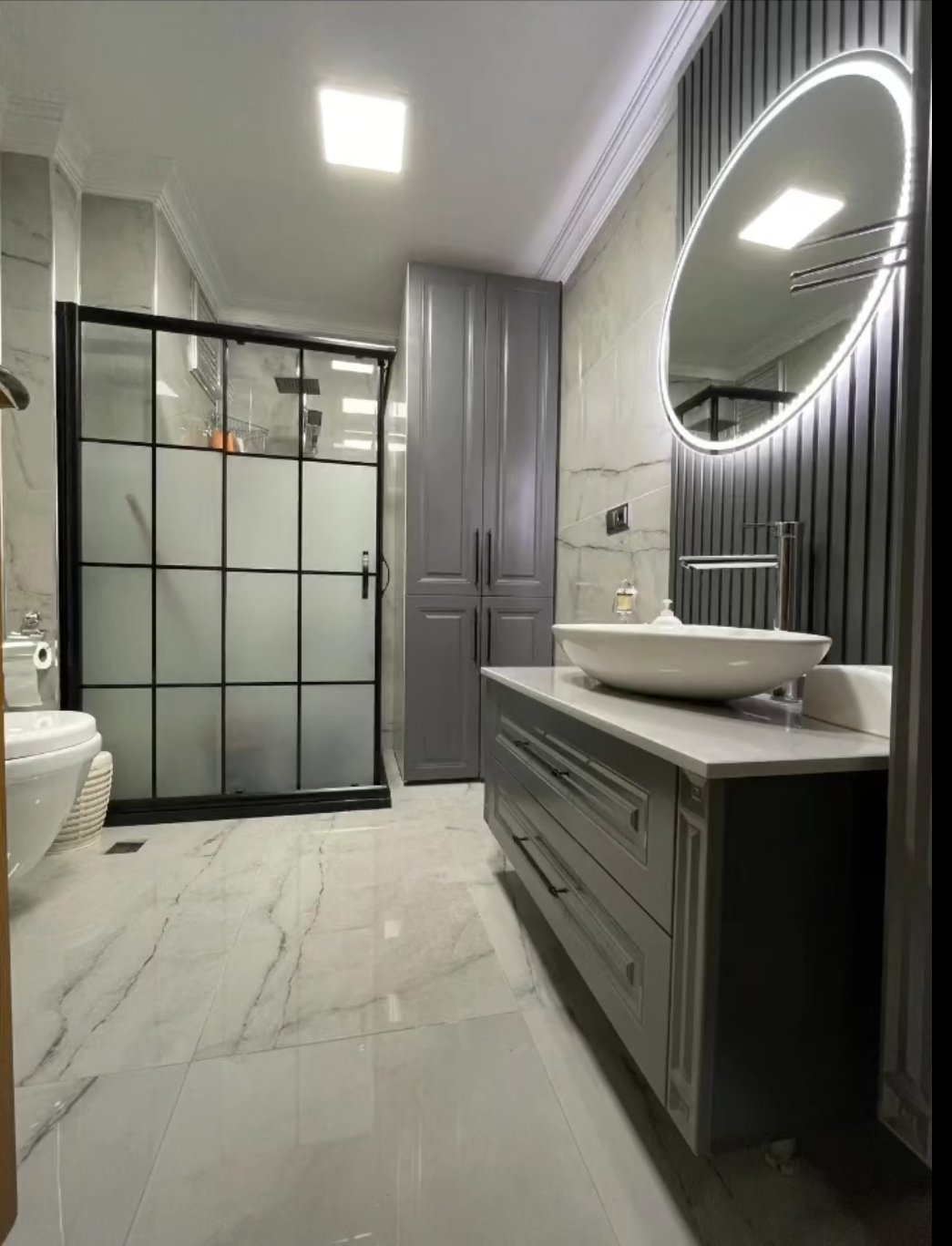 Banyo tasarımı ve banyo dolabı üretiminde modern, estetik ve kullanışlı çözümler sunuyoruz.